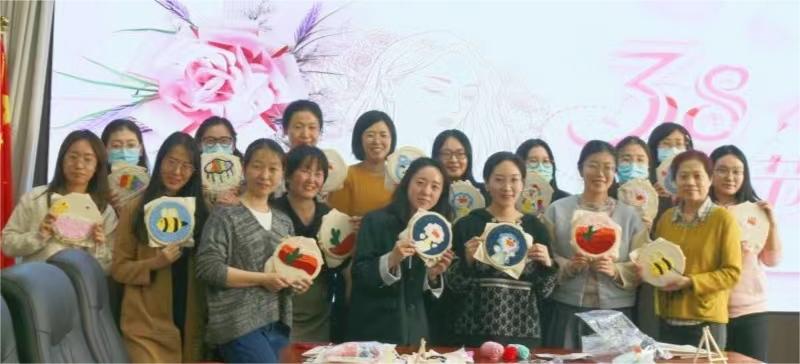 穿梭于方寸之間，感受傳統(tǒng)與現(xiàn)代的交融 ——農(nóng)墾中心舉辦“巧手展風(fēng)采，綻放‘她力量’”活動(dòng)慶?！叭恕眿D女節(jié)